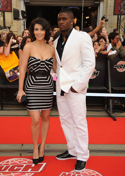  and Jada-like color coordinated-outfits. Kim's strapless black and white 
