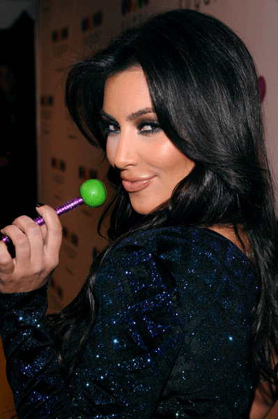 kim kardashian style 2010. Kim Kardashian loves her one
