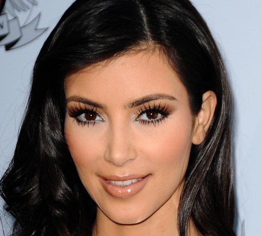 kim-kardashian-nude-lips-FStp121109-530x479.jpg