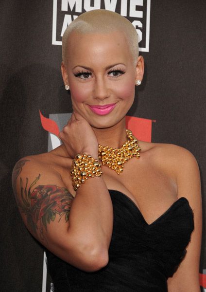 Amber Rose rocked her usual blonde buzz cut paired with hot pink lips and 