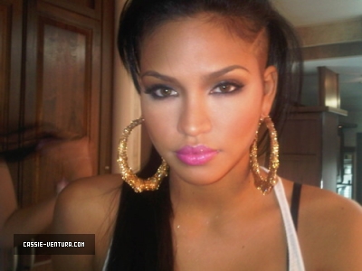 year old ones were straining to see Cassie's eye makeup in this pic lol