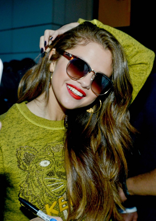 Selena-Gomez-Kenzo-Sweater