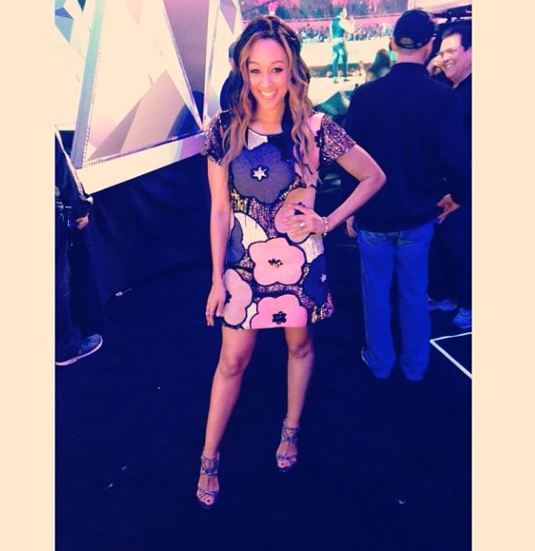tia mowry halo awards french connection floral dress jimmy choo shoes
