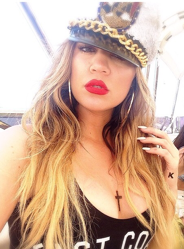 fashion-bomb-daily-khloe-kardashian-get-the-look-stampd-one-piece-bathing-suit
