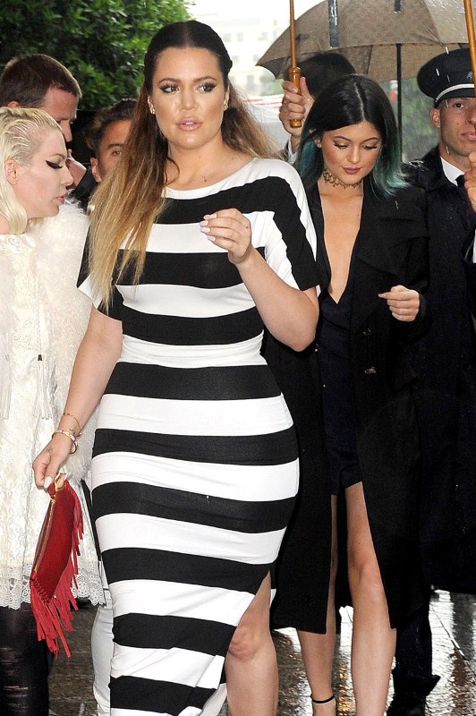 khloe-kardashian-paris-shopping-nadia-tarr-stripe-crop-top-skirt-valentino-pisces-clutch-1