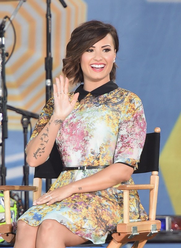 demi-lovato-good-morning-america-ted-baker-london-pretty-trees-printed-belted-dress-1