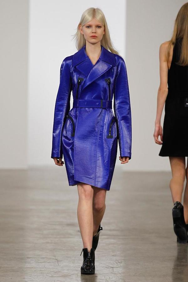 Sarah-Jessica-Parker-in-Calvin-Klein-Collection-Resort-2015-Electric-Blue-Trench-Coat-at-the-Calvin-Klein-Collection-Spring-2015-NYFW-SS15-show