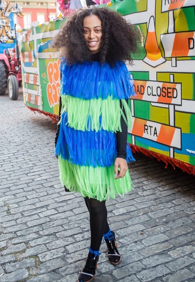 8 2-solange-knowles-new-orleans-moschino-spring-2016-blue-green-fringe-dress-690x1000