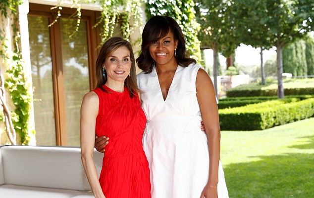 Michelle Obama's Zarzuela Palace Delpozo White Cape-Back Cotton-Blend Metalasse Dress 4