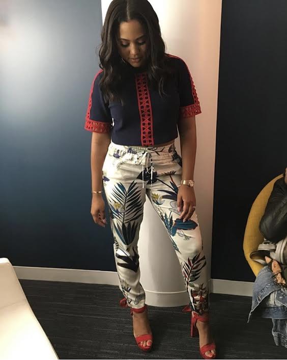 Ayesha-Curry-Access-Hollywood-Tory-Burch-Adele-printed-silk-twill-taperd-pants