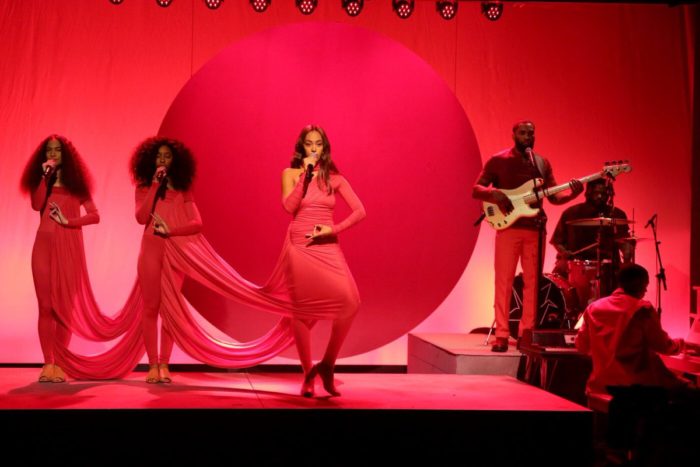09-solange-knowles-jimmy-fallon-show-tina-knowles-red-jumpsuit-tim-white