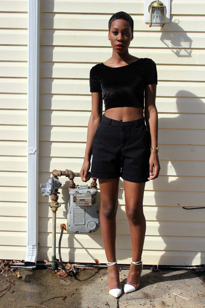 fashion bombshell of the day jennifer from d.c. black-thrifted-thrifted-shorts-black-velvet-american-apparel-top_400