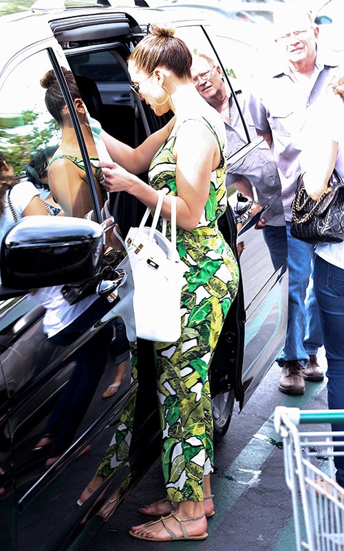 Jennifer-Lopez-Topshop-Banana-Leaf-Print-Jumpsuit