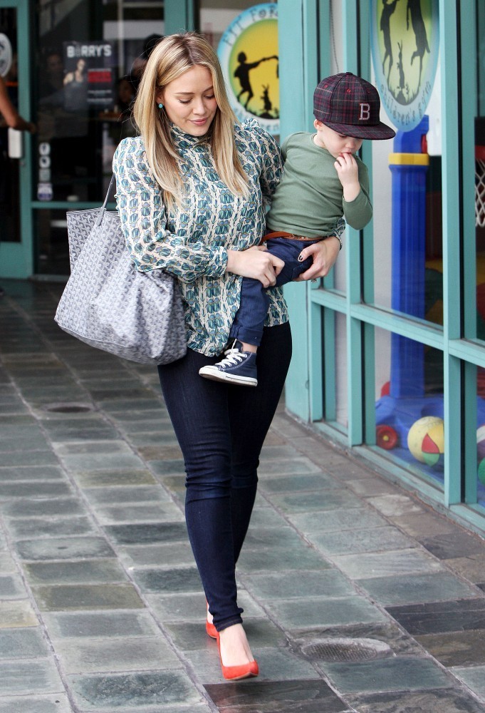 hilary-duff-baby-gym-class-tory-burch -blouse-goyard-tote-le-frame-jeans-brian-atwood-pumps-1