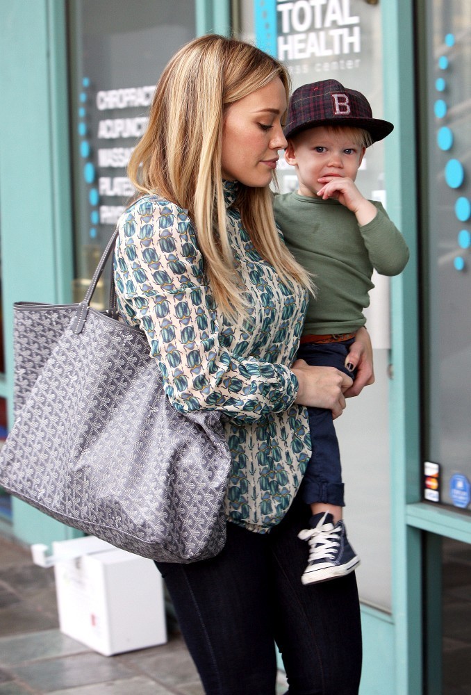 hilary-duff-baby-gym-class-tory-burch -blouse-goyard-tote-le-frame-jeans-brian-atwood-pumps-2