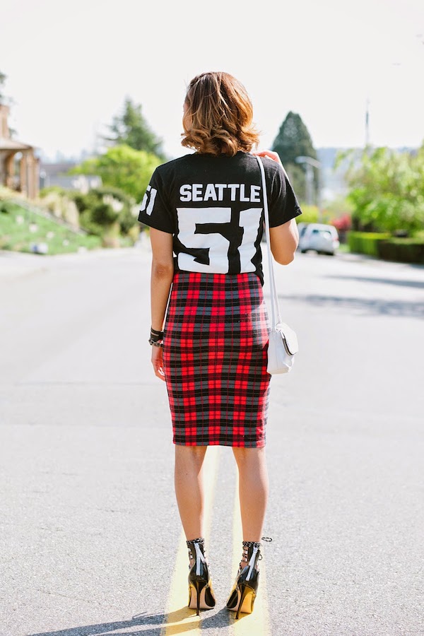 chanel seattle fashion blogger Seattle Jersey Tee Noir black and white black pride seahawks - 4