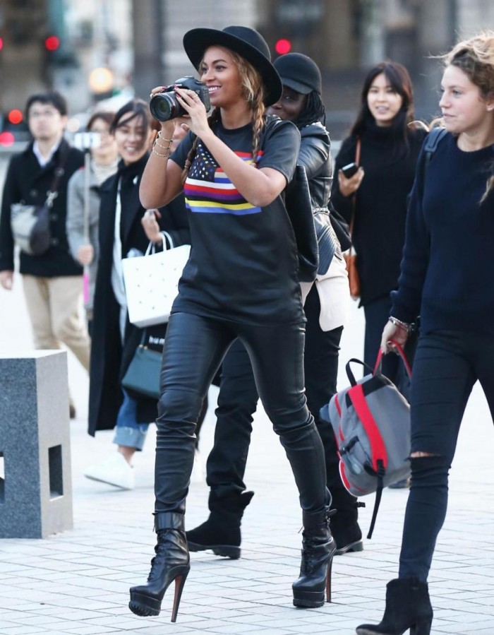 get-the-look-beyonce-givencht-flag-print-tshirt-and-azzedine-alaia-black-leather-laceup-boots-fbd1