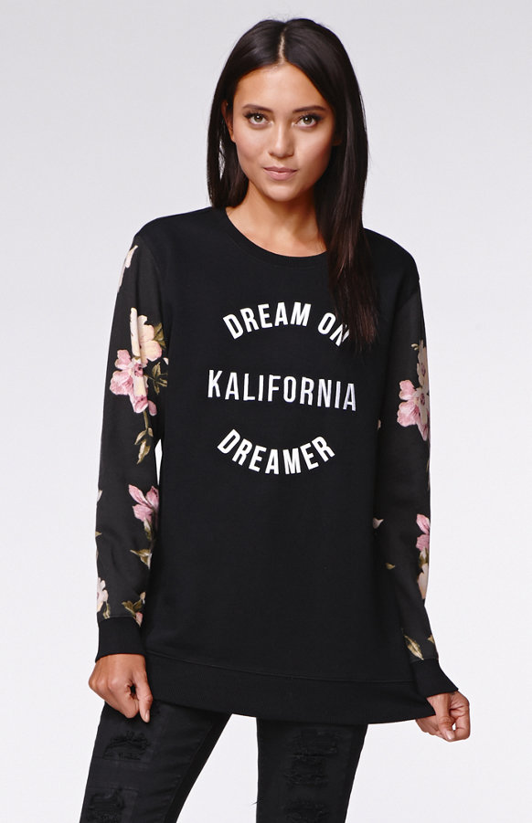 get-the-look-kendal-kylie-jenners-chicago-pacsun-holiday-collection-launch-boyfriend-pullover-hoodie-and-cropped-cold-shoulder-top-2