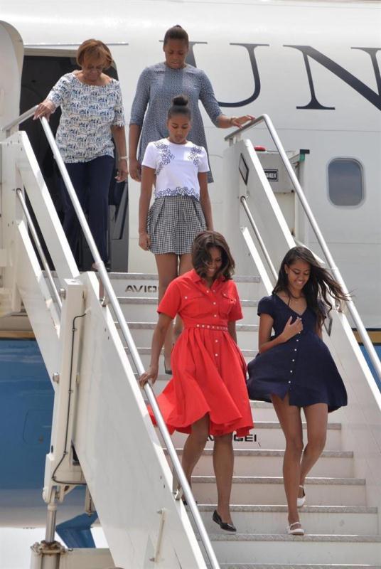 first-lady-michelle-obama-marco-polo-airport-michael-kors-collection