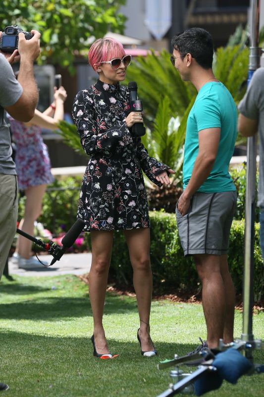 nicole-richie-on-the-set-of-extra-at-the-grove-06-08-2015
