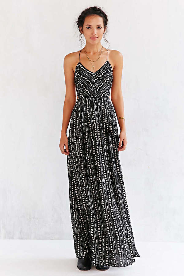 urban-outfitters-black-white-print-strappy-back-maxi-dress