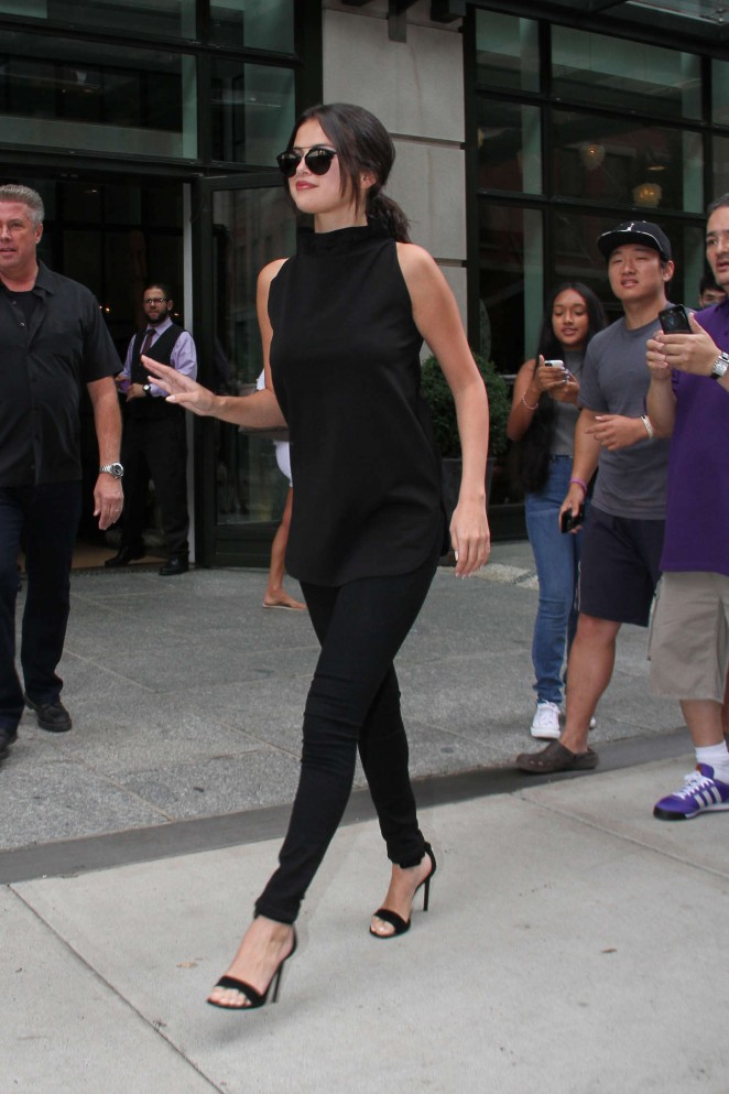 Selena-Gomez-out-in-NYC