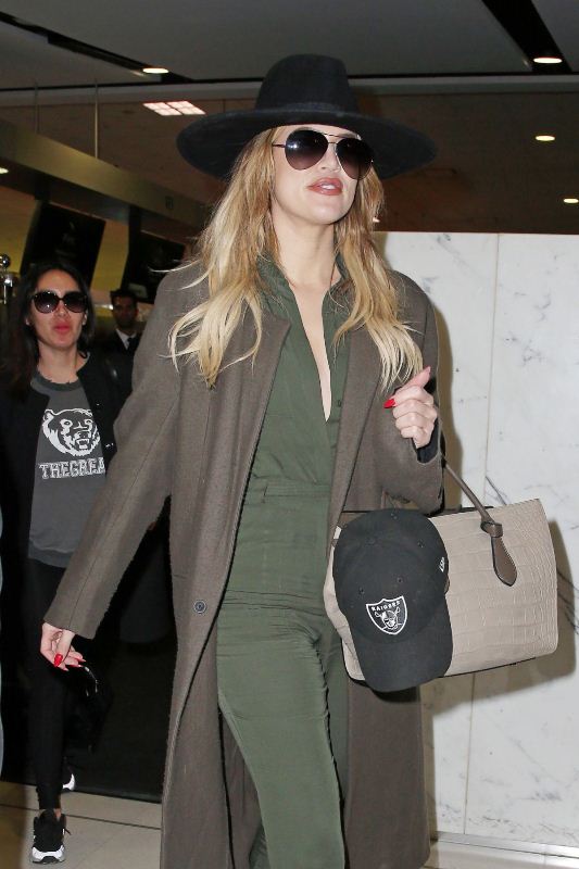 khloe-kardashian-arrives-at-airport-in-sydney-08-02-2015-kardashian-kollection-2