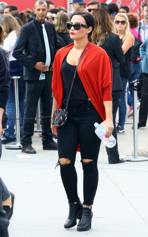 Demi-Lovato-in-Black-Jeans-paris-versace-saint-laurent-lanvin-1