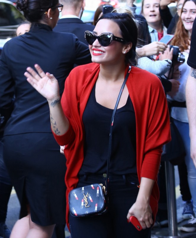 Demi-Lovato-in-Black-Jeans-paris-versace-saint-laurent-lanvin-2