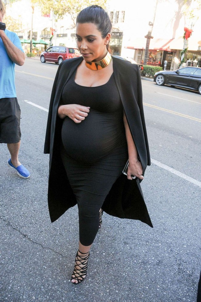 Kim-Kardashian-in-Black-Tight-Dress-la