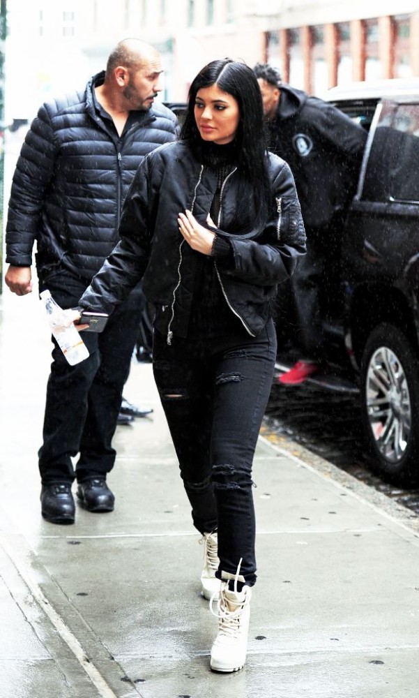 kylie-jenner-in-all-black-ensemble-shopping-at-vfiles-with-boyfriend-tyga-in-soho