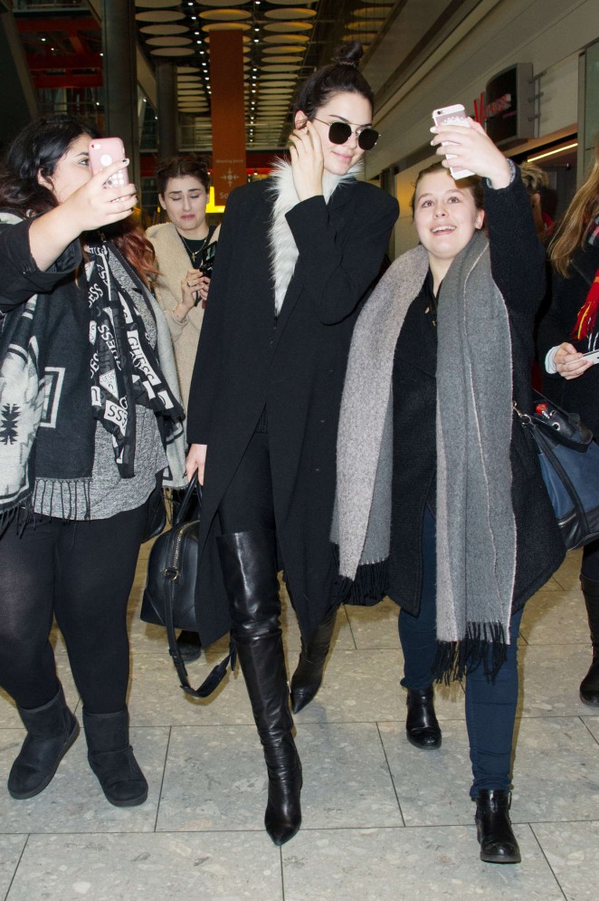 Kendall-Jenner-at-Heathrow-Airport-1