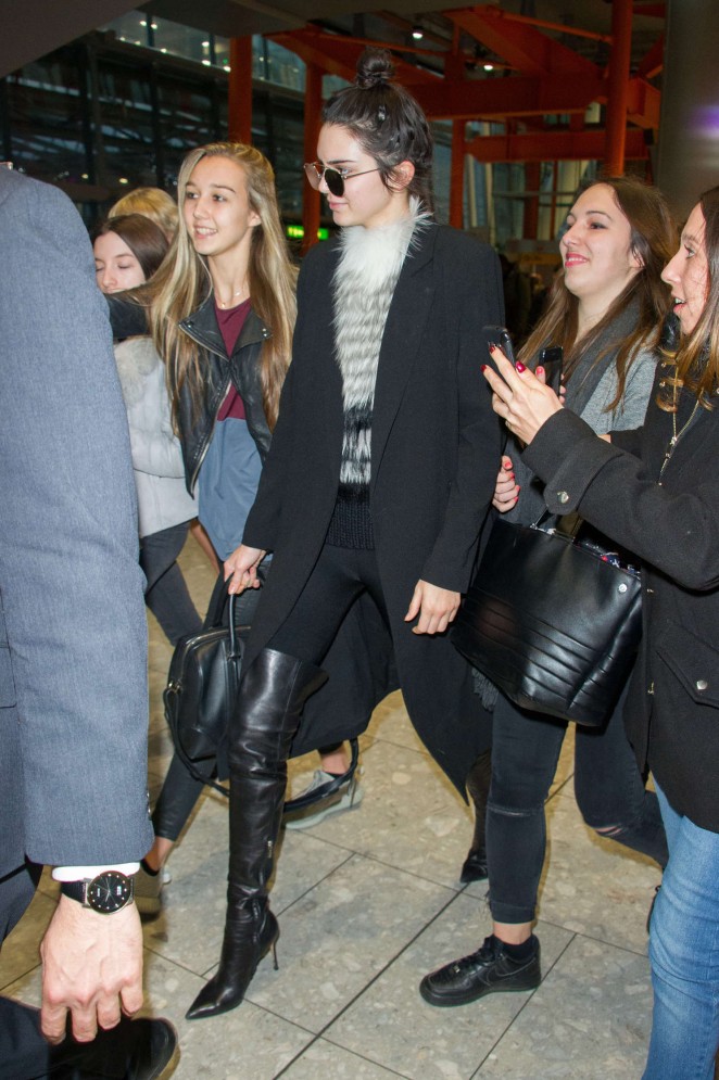 Kendall-Jenner-at-Heathrow-Airport-2