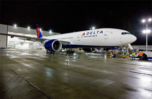 delta-airlines-boeing-777-200LR-night