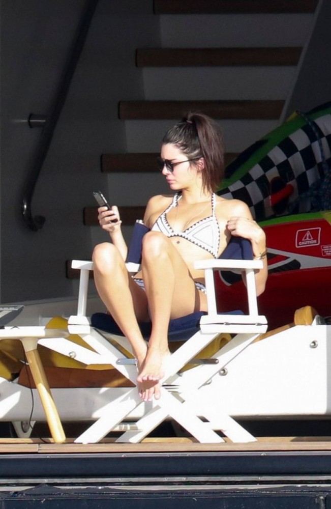 Kendall-Jenner-antigua-yacht-same-swim-1