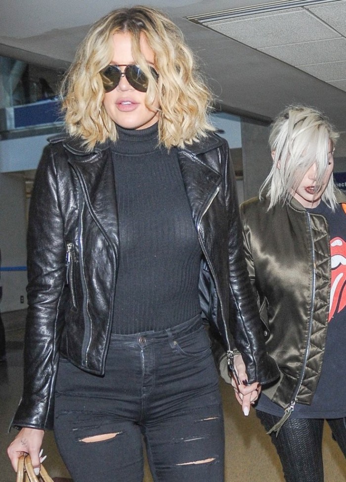 Khloe-Kardashian-Arrives-at-JFK-Airport-1