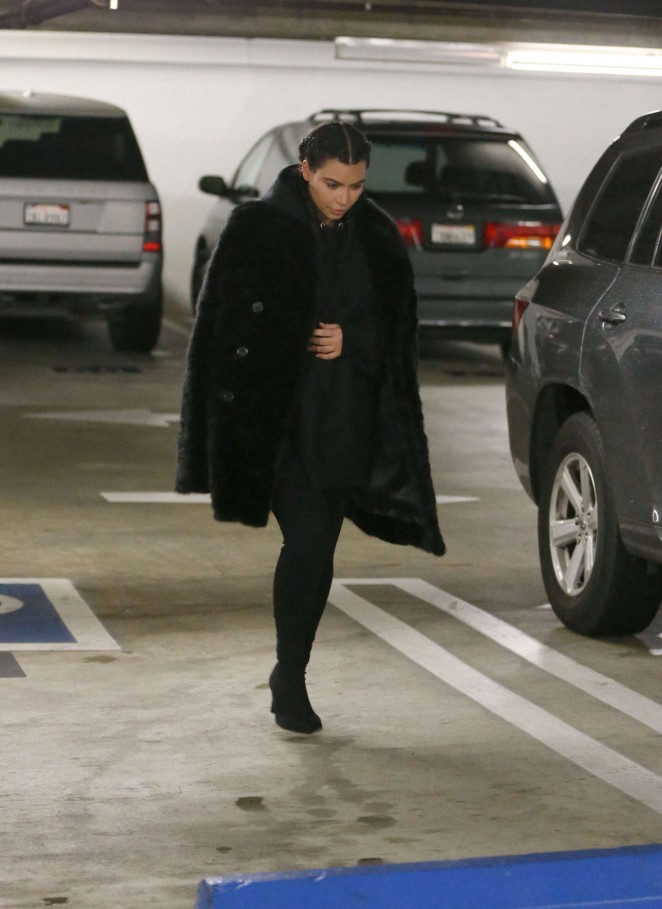 Kim-Kardashian-visits-a-doctors-office-champion-ann-demeulemeester-1