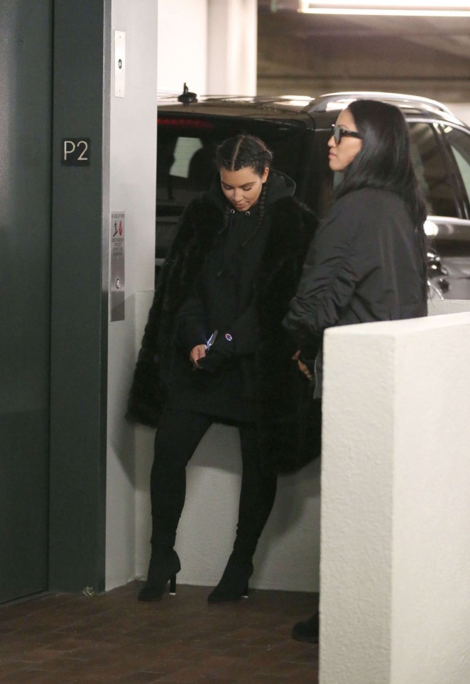 Kim-Kardashian-visits-a-doctors-office-champion-ann-demeulemeester-2