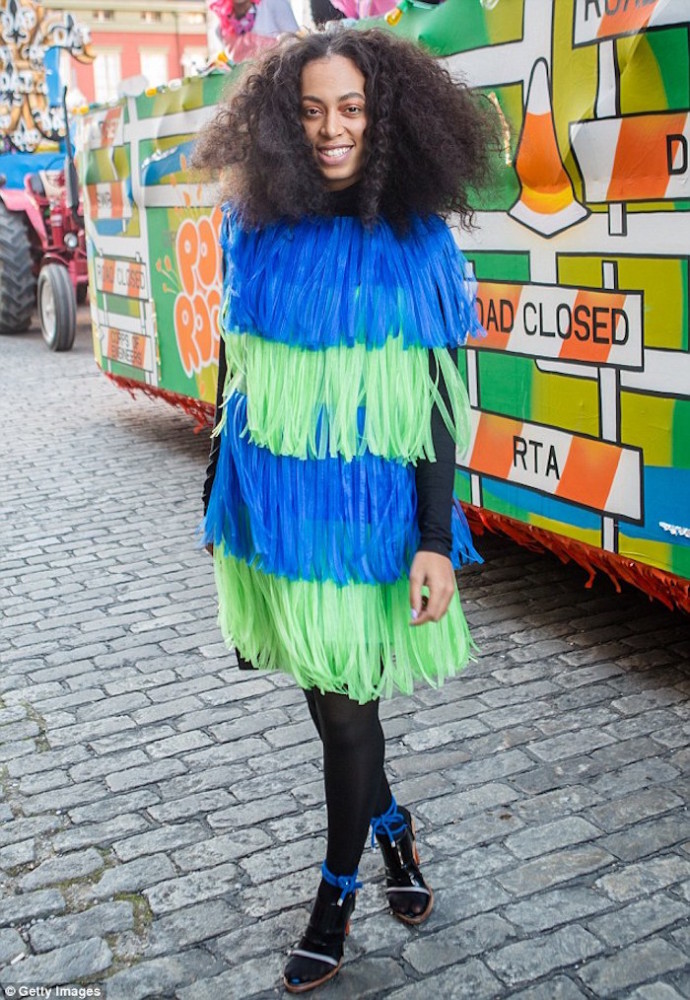 2-solange-knowles-new-orleans-moschino-spring-2016-blue-green-fringe-dress