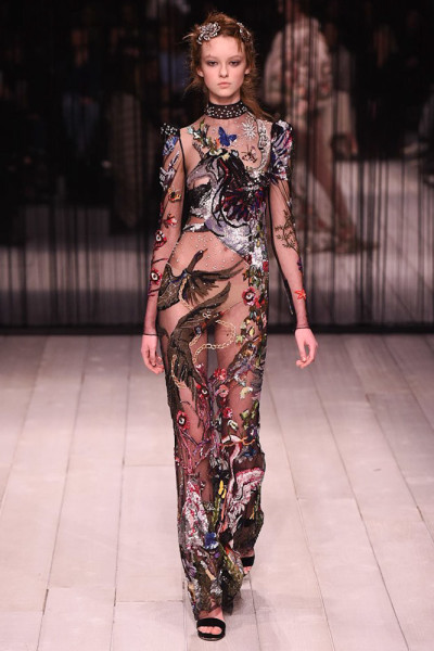 Show Review: Alexander McQueen Fall 2016 Ready-to-Wear – Fashion Bomb Daily