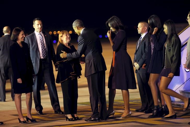 U.S. President Barack Obama greets Argentina's Foreign Minister Susana Malcorra, as he arrives with his family at Buenos Aires' international airport March 23, 2016. REUTERS/Carlos Barria