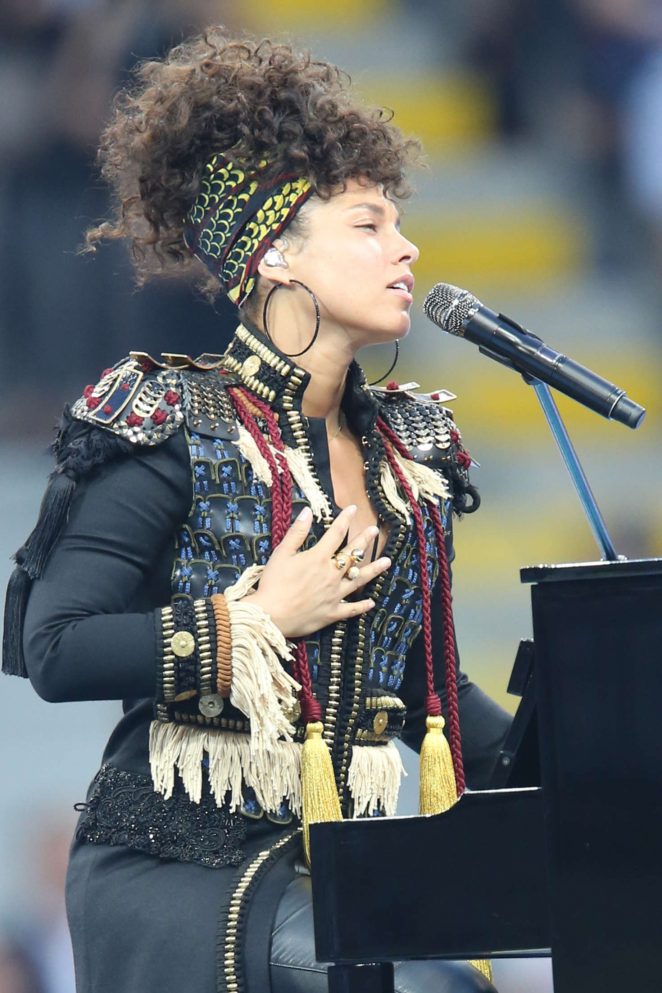 Alicia-Keys--Performs-at-the-UEFA-Champions-League-final-in-Milan-dsquared2-1