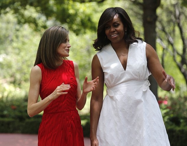 Michelle Obama's Zarzuela Palace Delpozo White Cape-Back Cotton-Blend Metalasse Dress 3