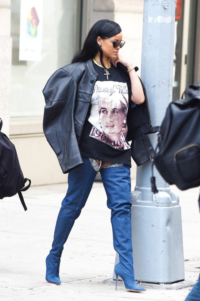 Rihanna seen leaving her SoHo apartment to head to her sold out "Anti" Tour concert in Newark, NJ. The Bajan songstress was wearing a Princess Diana memorial t-shirt. New York, New York. Saturday April 2nd 2016. Photograph: © TS, PacificCoastNews.. Los Angeles Office: +1 310.822.0419 UK Office: +44 (0) 20 7421 6000 sales@pacificcoastnews.com FEE MUST BE AGREED PRIOR TO USAGE