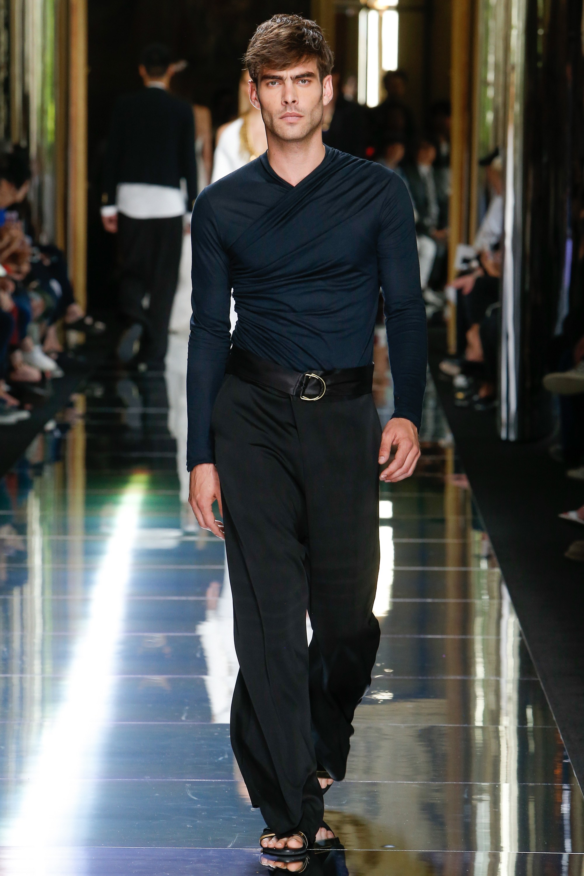 Новые модели мужских. Balmain Menswear. Balmain Париж мужская мода показ. Balmain мужская коллекция 2021. Джон Кортахарена на подиуме.