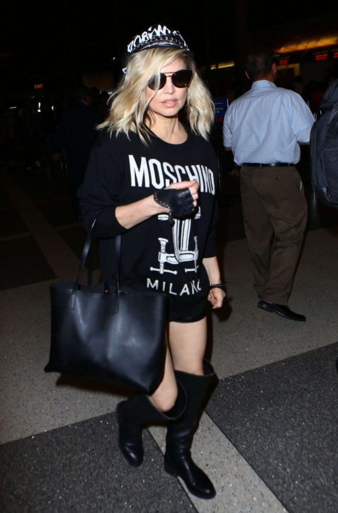 Fergie-at-LAX-airport-in-Los-Angeles-moschino-1