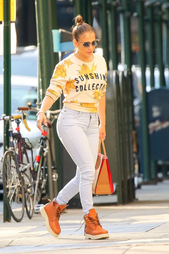 Jennifer-Lopez--Arrives-back-at-her-apartment-buscemi-scotch-soda
