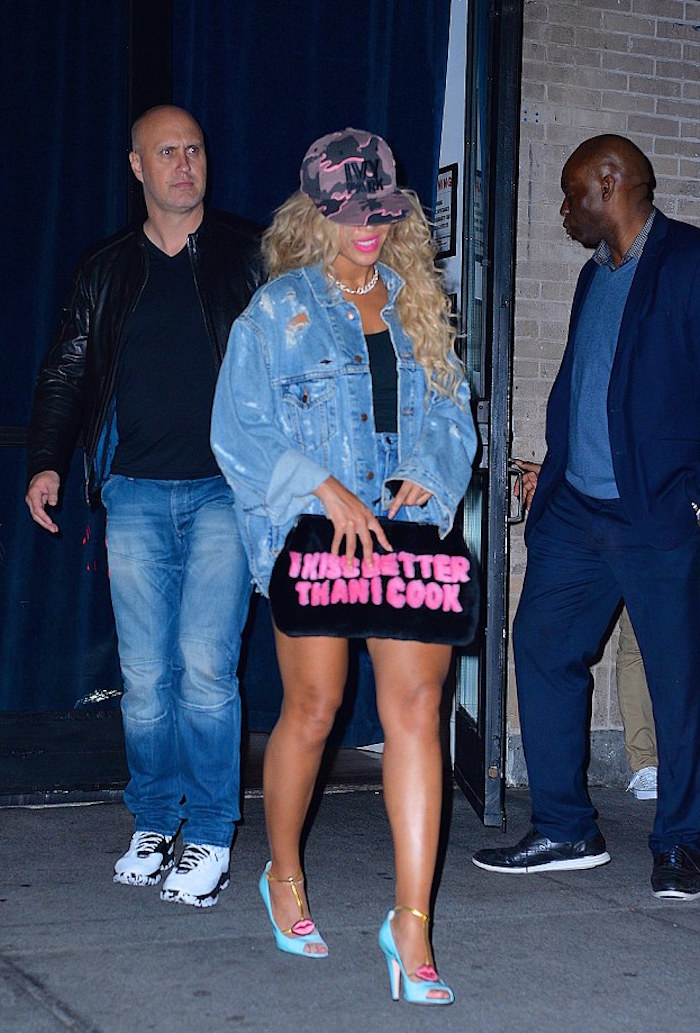 2-beyonce-nyc-bagatelle-restaurant-gucci-molina-metallic-leather-lips-t-strap-sandals