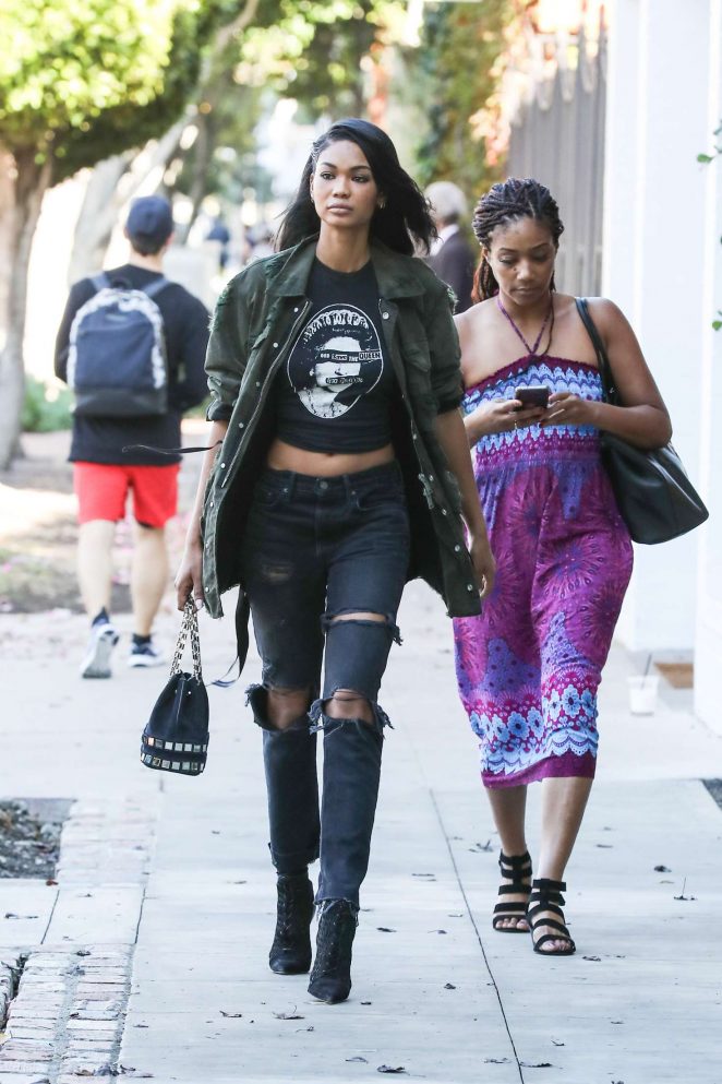 chanel-iman-in-ripped-jeans-west-hollywood-unravel-project-tomasini-schutz-1