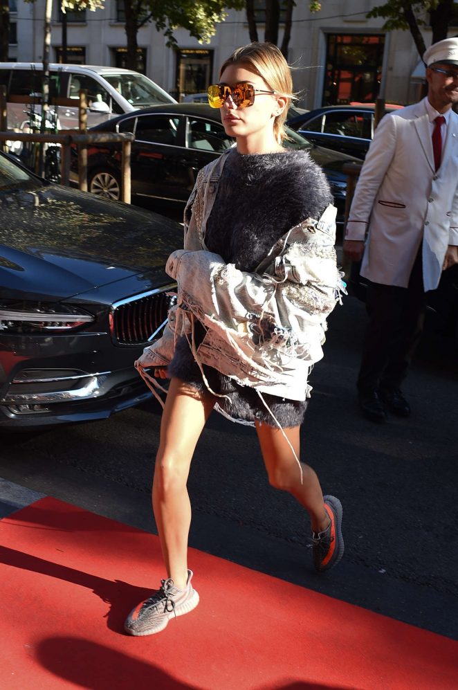 Hailey-Baldwin-Arriving-at-the-George-IV-hotel-531-jerome-yeezy